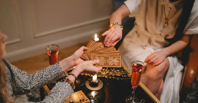 Lá bài Tarot hé lộ cảm xúc ghen tuông, bất an và sự chiếm hữu âm thầm của người ấy