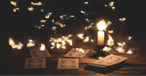 Trải bài tarot giúp soi chiếu nỗi nhớ, sự lưu luyến và cảm xúc còn giấu kín của người ấy