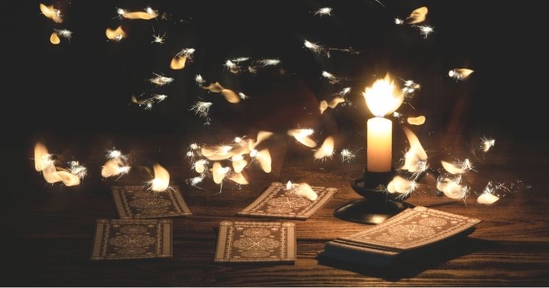 Trải bài tarot giúp soi chiếu nỗi nhớ, sự lưu luyến và cảm xúc còn giấu kín của người ấy