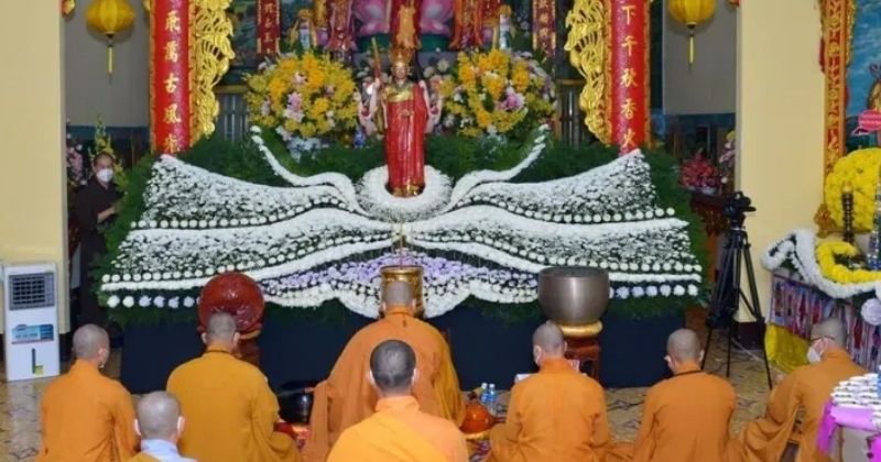 Không gian trang nghiêm giúp nhiều người cảm thấy an tâm hơn khi cầu nguyện, sám hối và hồi hướng