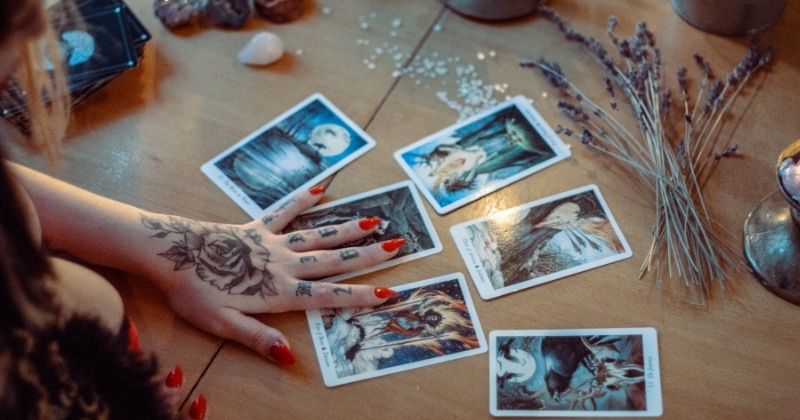 Ba tụ bài Tarot xem người ấy có liên lạc không