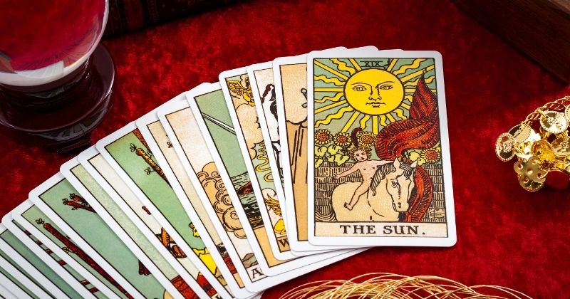 Lá bài tarot tượng trưng cho cảm xúc chưa nói ra, sự lo lắng và vị trí của bạn trong lòng người ấy