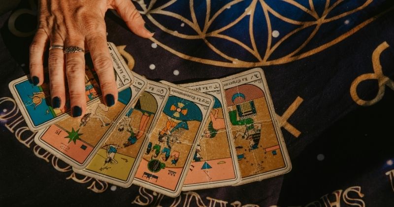 Tarot có thể cho thấy người ấy sợ mất vì yêu thật, vì tiếc nuối, vì cái tôi hoặc vì thói quen