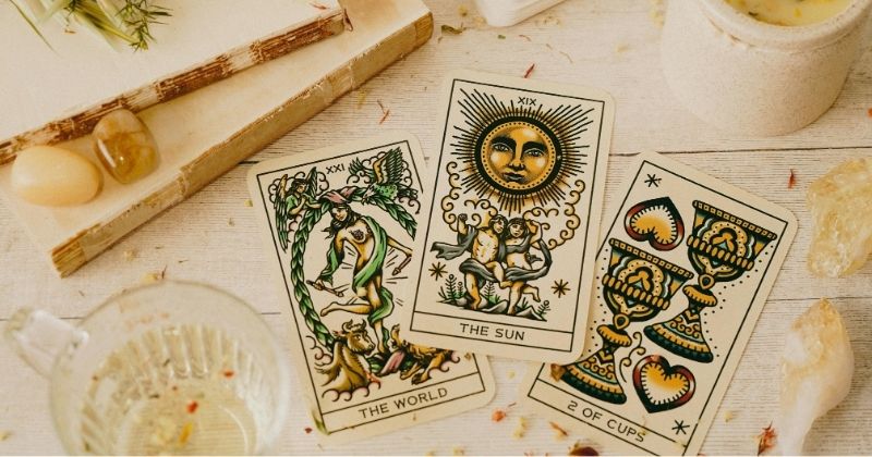 The Devil, Three of Swords, Five of Cups và Nine of Swords thường gợi lên bất an, tiếc nuối và ràng buộc cảm xúc