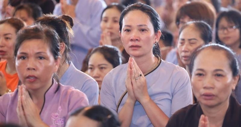 Một nghi thức nhẹ nhàng, thành tâm có thể giúp người trong cuộc gửi lời cầu nguyện và dần ổn định cảm xúc