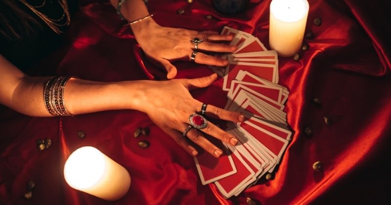 Một trải bài tình yêu có thể giúp bạn nhìn rõ mức độ gắn bó và nỗi bất an của đối phương
