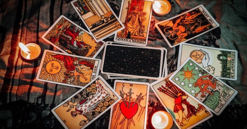 Tarot có thể giúp soi chiếu cảm xúc, vị trí hiện tại và xu hướng của mối quan hệ