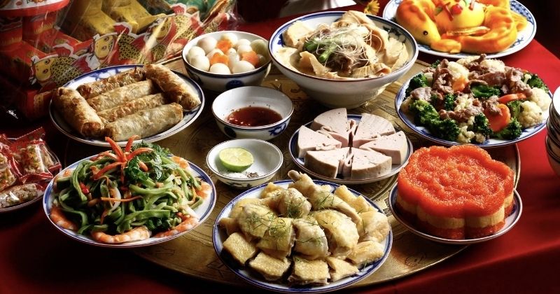 Đặt mâm lễ trên bàn sạch khi không có bàn thờ riêng