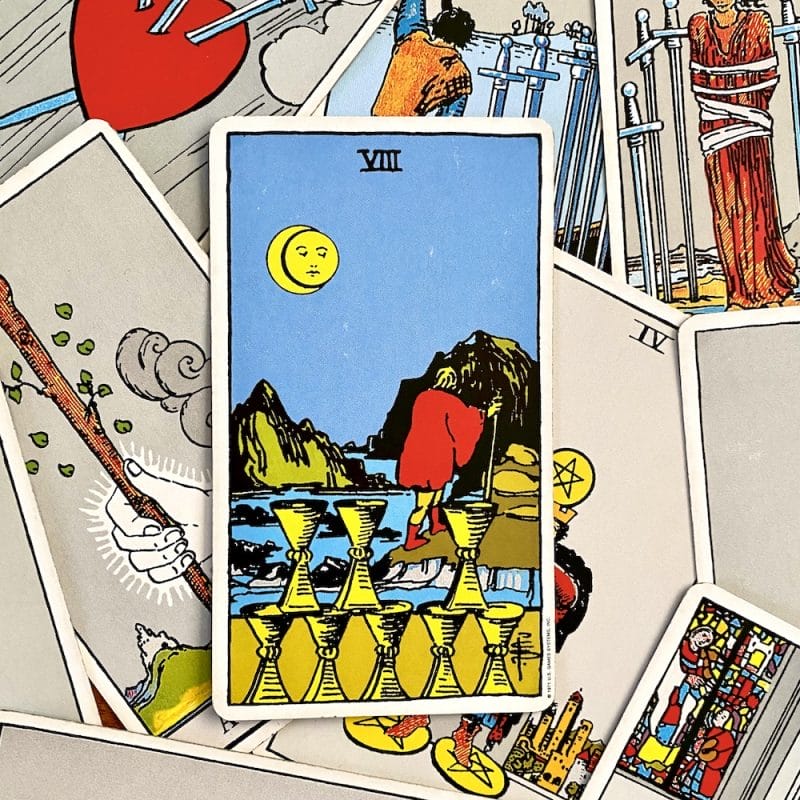 Eight of Cups mang thông điệp về sự kết thúc và chuyển hướng