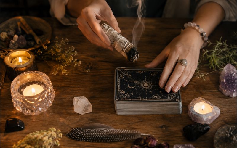 Tarot nhập môn: Hướng dẫn tự học từ A-Z cho người mới 4 Cách thanh tẩy bộ bài khi tiến vào Tarot nhập môn