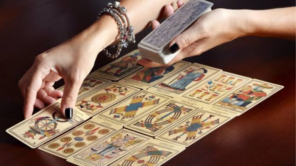 Ý nghĩa từng vị trí của ba lá Tarot trong trải bài quá khứ hiện tại tương lai