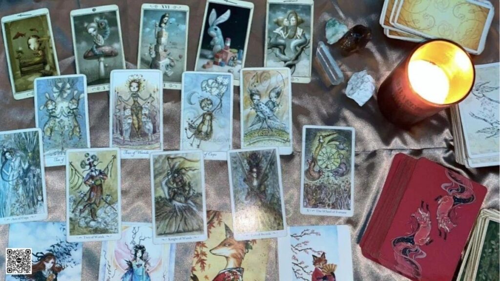 Bộ bài Tarot 78 lá và giấy ghi câu hỏi chuẩn bị trước khi trải bài 3 lá